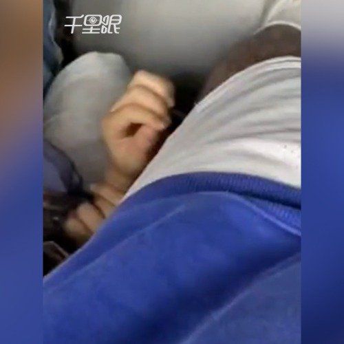 男子坐地铁被陌生小男孩拔腿毛玩