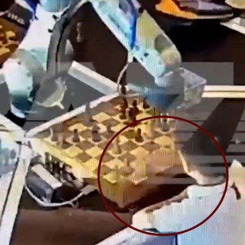 俄罗斯象棋机器人抓住并折断7岁男孩手指